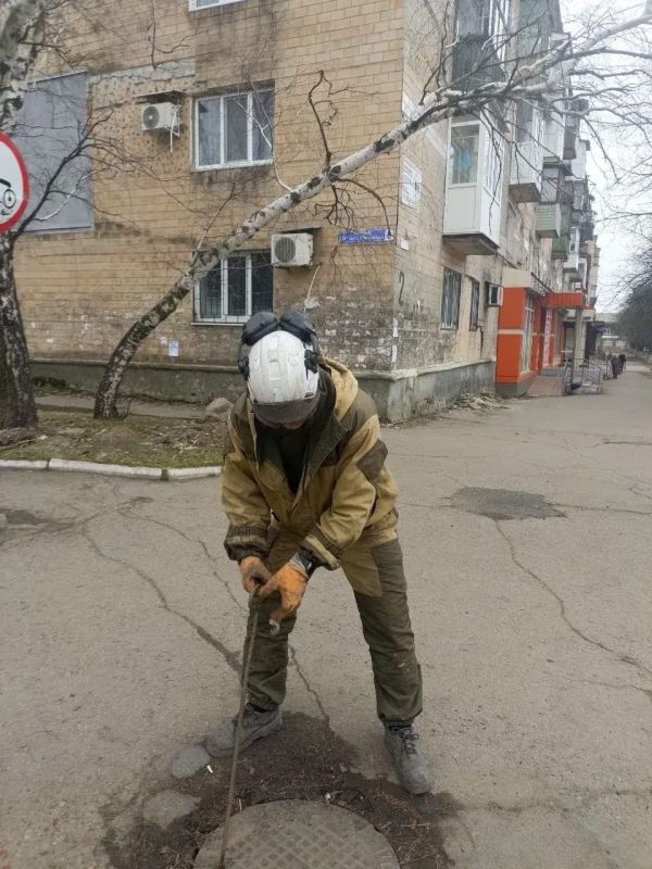 Бригада Самарской области промыла канализацию в Снежном Бригада Самарской области промыла канализацию в Снежном