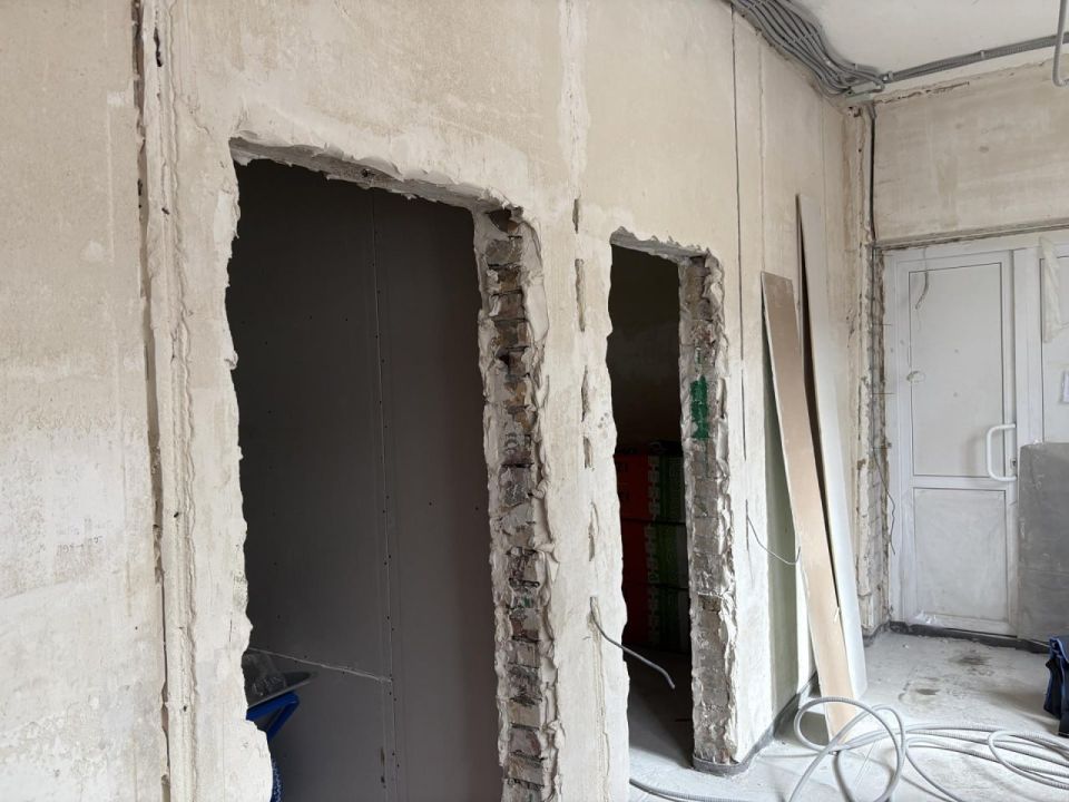 При поддержке сахалинцев строители приступили к новому этапу ремонта раздевалок спортзала в шахтерской школе № 2 При поддержке сахалинцев строители приступили к новому этапу ремонта раздевалок спортзала в шахтерской школе № 2