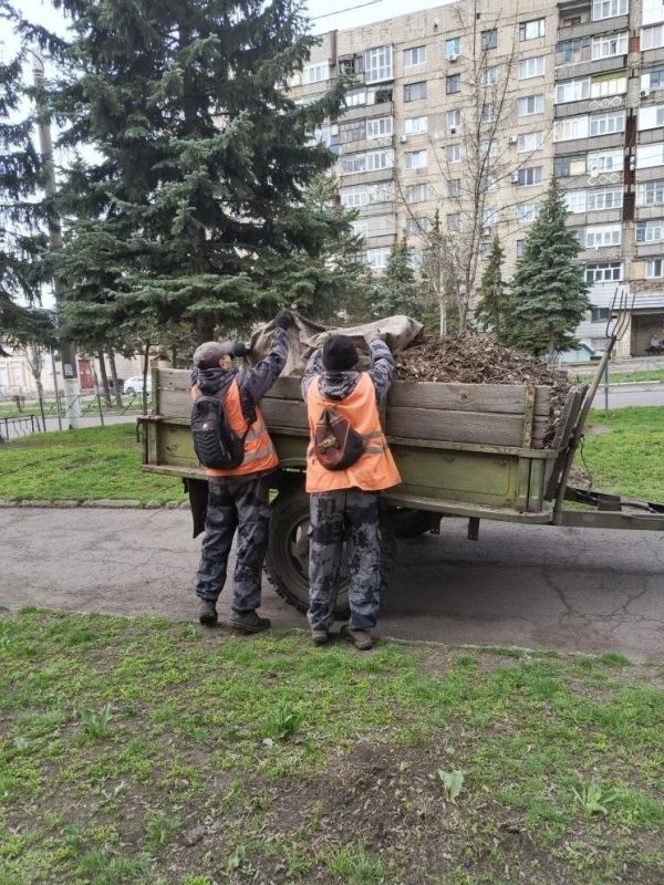 Коммунальщики Снежного продолжают благоустраивать территории общего пользования Коммунальщики Снежного продолжают благоустраивать территории общего пользования