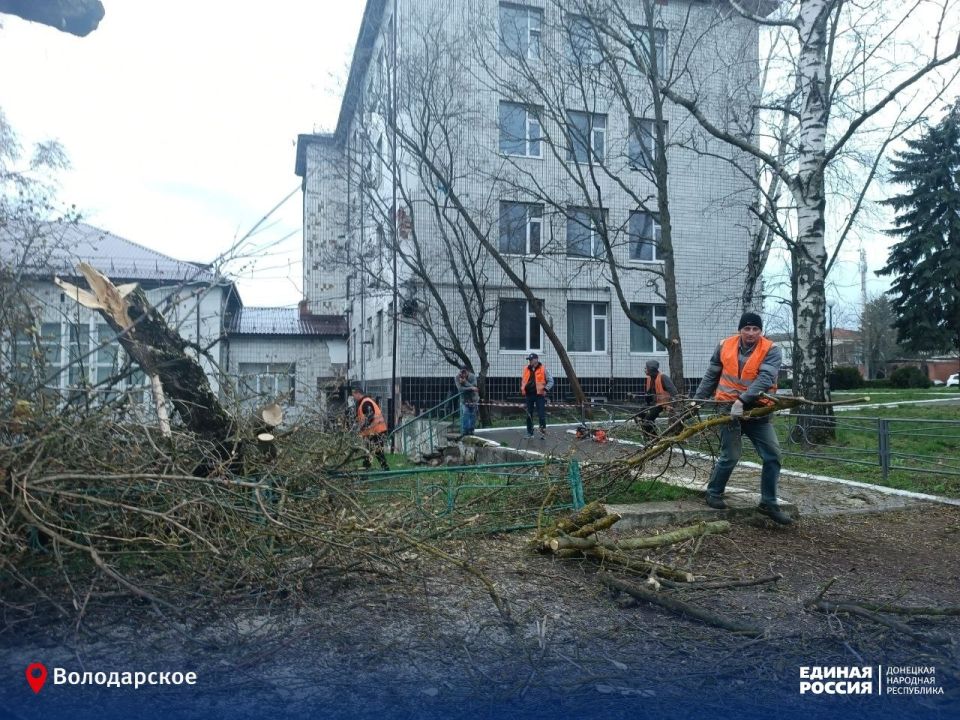 Сегодня, Глава муниципального образования Володарский муниципальный округ, секретарь Володарского местного отделения С. В. Юзвинкевич в рамках проведения субботника проинспектировал ход работ по спилу и кронированию... Сегодня, Глава муниципального образования Володарский муниципальный округ, секретарь Володарского местного отделения С. В. Юзвинкевич в рамках проведения субботника проинспектировал ход работ по спилу и кронированию...