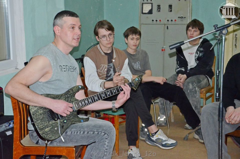 В городе Комсомольское прошел мастер-класс по гитаре «Время перемен» В городе Комсомольское прошел мастер-класс по гитаре «Время перемен»