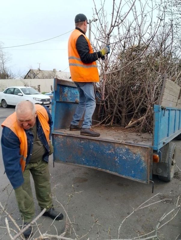Коммунальщики Снежного продолжают благоустраивать территории общего пользования Коммунальщики Снежного продолжают благоустраивать территории общего пользования