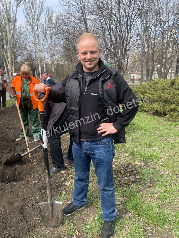 Алексей Кулемзин: Волонтёры Сбера подарили Донецку 300 роз! Алексей Кулемзин: Волонтёры Сбера подарили Донецку 300 роз!