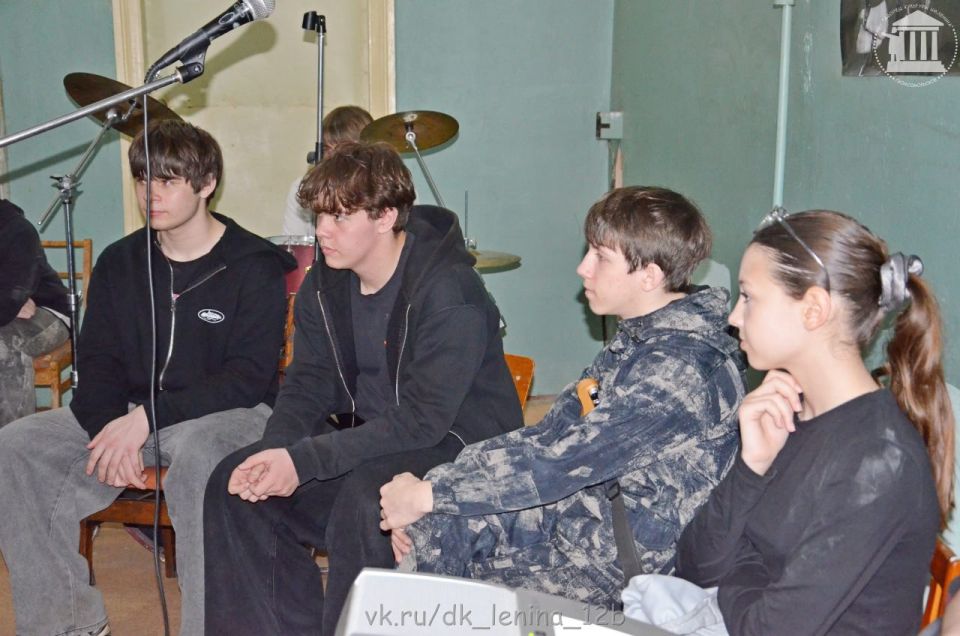 В городе Комсомольское прошел мастер-класс по гитаре «Время перемен» В городе Комсомольское прошел мастер-класс по гитаре «Время перемен»