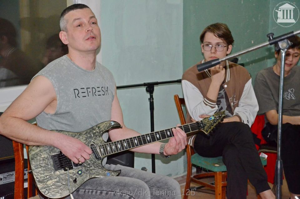 В городе Комсомольское прошел мастер-класс по гитаре «Время перемен» В городе Комсомольское прошел мастер-класс по гитаре «Время перемен»