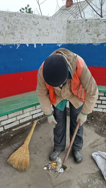 Коммунальщики Снежного продолжают благоустраивать территории общего пользования Коммунальщики Снежного продолжают благоустраивать территории общего пользования