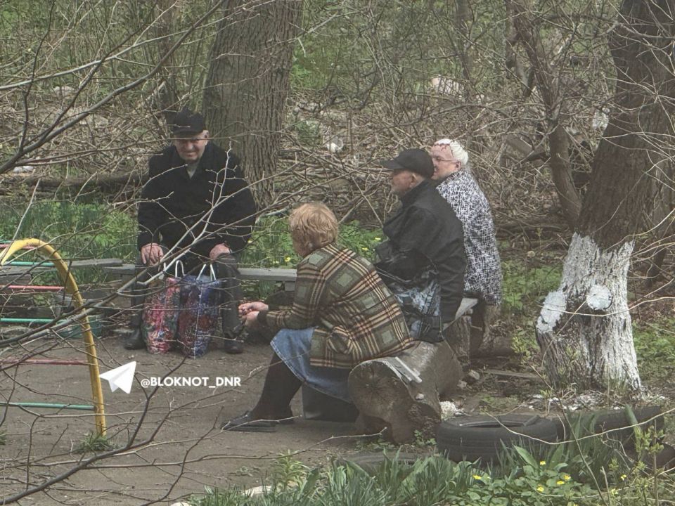 Весна в Донецке - это когда на лавочках распускаются бабушки и дедушки
