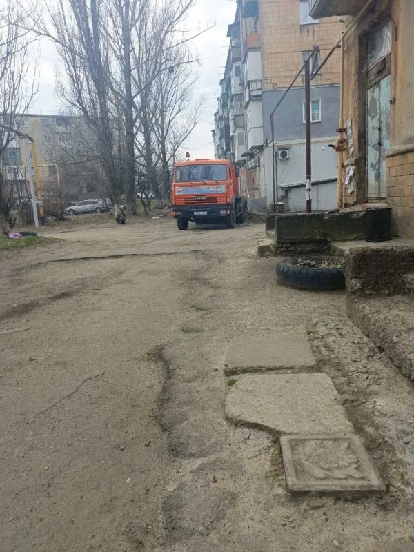 Бригада Самарской области промыла канализацию в Снежном Бригада Самарской области промыла канализацию в Снежном