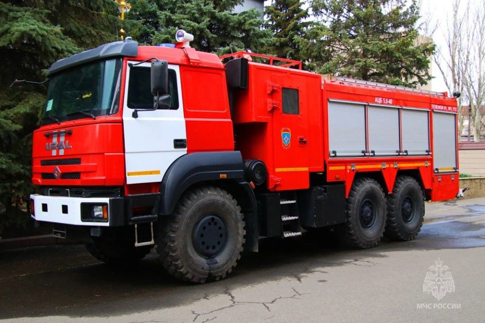 Защитит от осколков при обстрелах и атаках дронов: в Горловку передадут бронированную пожарную автоцистерну