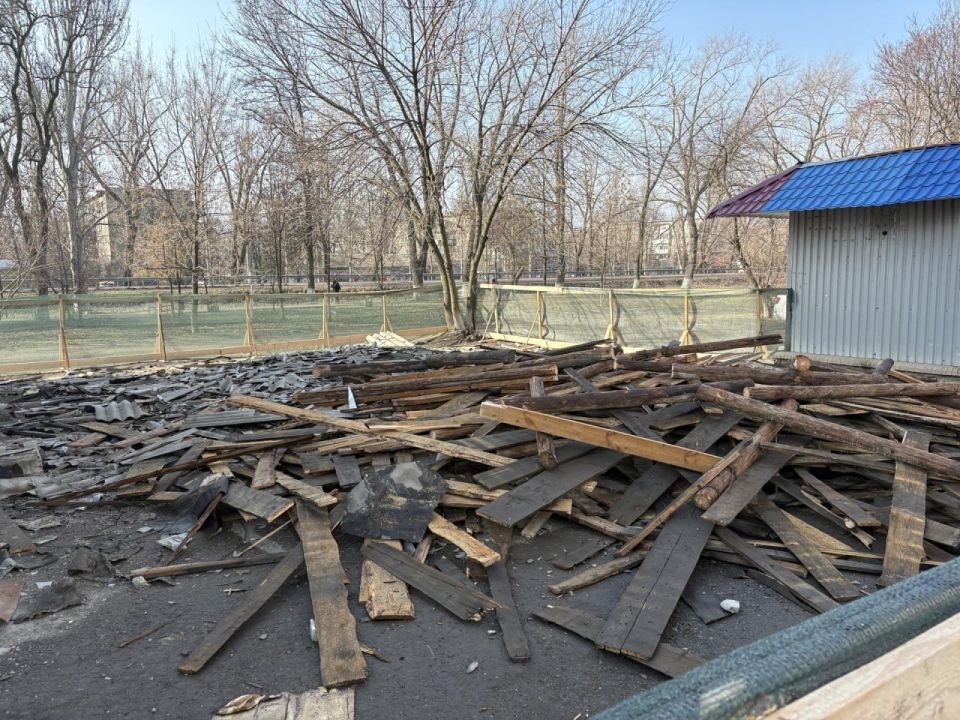 Александр Шатов: При поддержке сахалинцев рабочие приступили к ремонту кровли дома на улице Ленина в Шахтерске Александр Шатов: При поддержке сахалинцев рабочие приступили к ремонту кровли дома на улице Ленина в Шахтерске