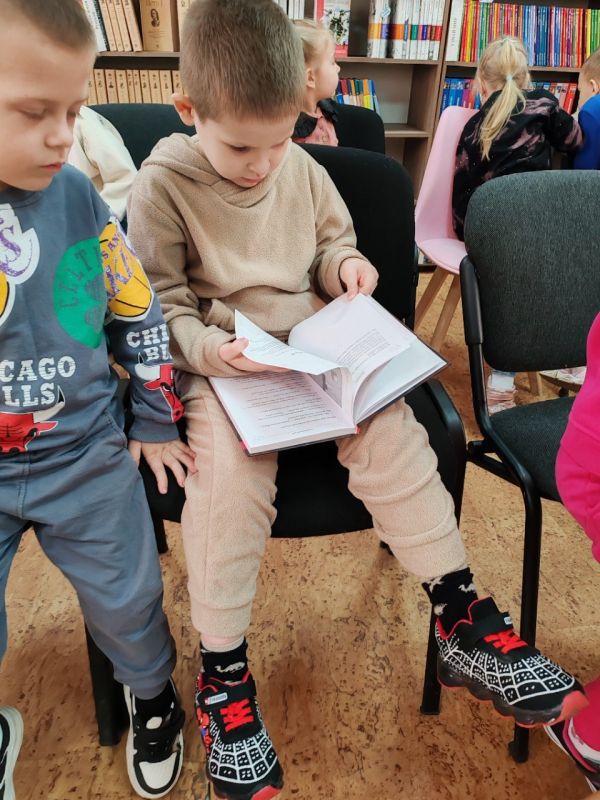 В детской библиотеке им. Н. Островского в рамках Недели детской книги прошла увлекательная экскурсия «Библиотека — Территория детства» для воспитанников ГБОУ «Детский сад № 84 г. о. Макеевка». Мероприятие состоялось с целью... В детской библиотеке им. Н. Островского в рамках Недели детской книги прошла увлекательная экскурсия «Библиотека — Территория детства» для воспитанников ГБОУ «Детский сад № 84 г. о. Макеевка». Мероприятие состоялось с целью...