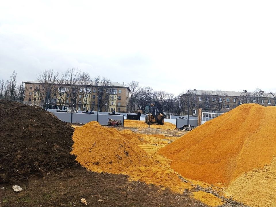 В Ждановке активно строится физкультурно—оздоровительный комплекс открытого типа В Ждановке активно строится физкультурно—оздоровительный комплекс открытого типа