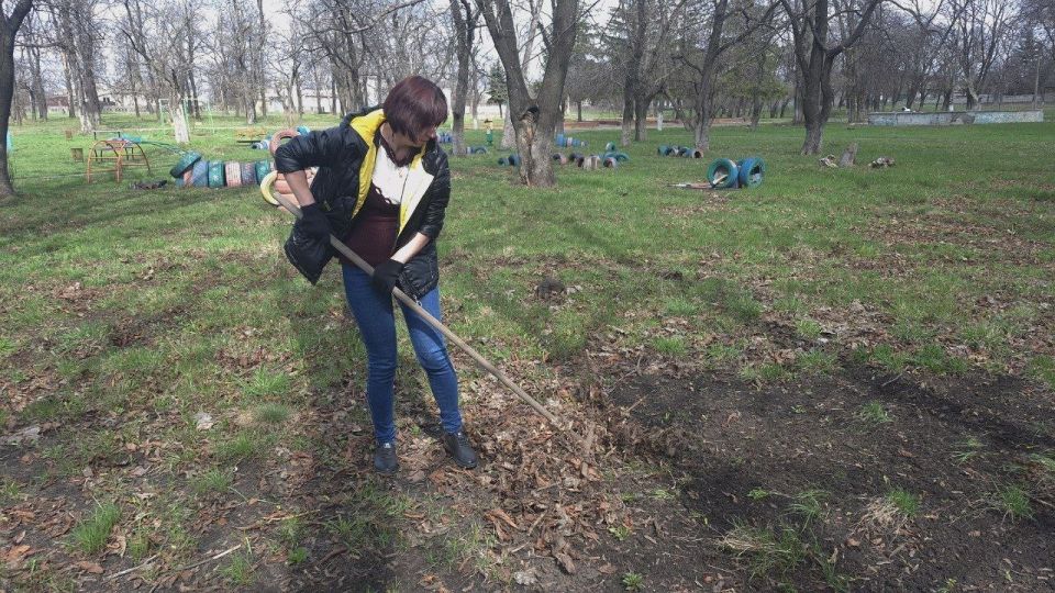 Сегодня на территории городского округа Дебальцево в рамках партийного проекта "Чистая страна" состоялся экологический субботник по уборке территории, в котором приняли участие активисты местного отделения партии "Единая...