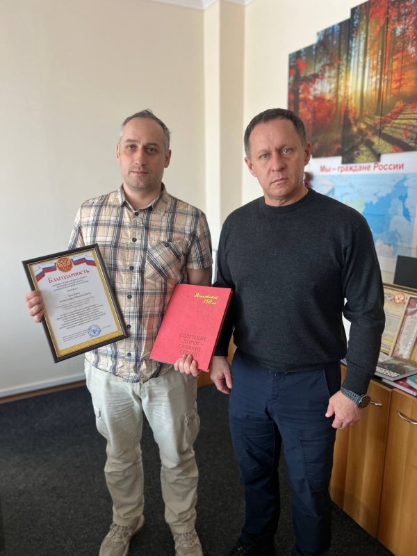 Александр Пеняев: Сегодня вручил благодарность Козленко Александру, руководителю отдела ремонта и восстановления Патриаршей гуманитарной миссии Русской Православной Церкви