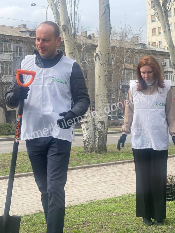 Алексей Кулемзин: Волонтёры Сбера подарили Донецку 300 роз! Алексей Кулемзин: Волонтёры Сбера подарили Донецку 300 роз!