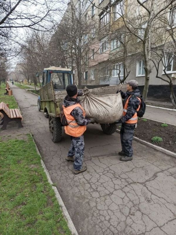 Коммунальщики Снежного продолжают благоустраивать территории общего пользования Коммунальщики Снежного продолжают благоустраивать территории общего пользования
