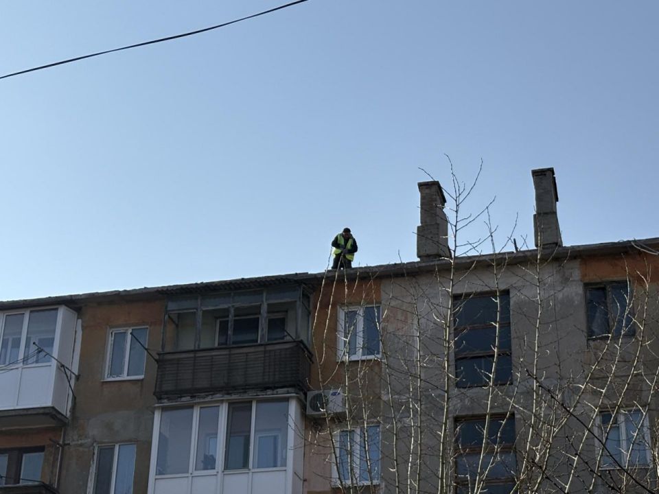 Александр Шатов: При поддержке сахалинцев рабочие приступили к ремонту кровли дома на улице Ленина в Шахтерске