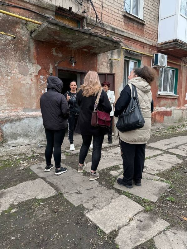 Роман Конев: В Никитовском внутригородском районе в рамках инициативы «Единой России» «Старший по дому» были организованы встречи представителей Единого регионального фонда управления многоквартирными домами и местной управы... Роман Конев: В Никитовском внутригородском районе в рамках инициативы «Единой России» «Старший по дому» были организованы встречи представителей Единого регионального фонда управления многоквартирными домами и местной управы...