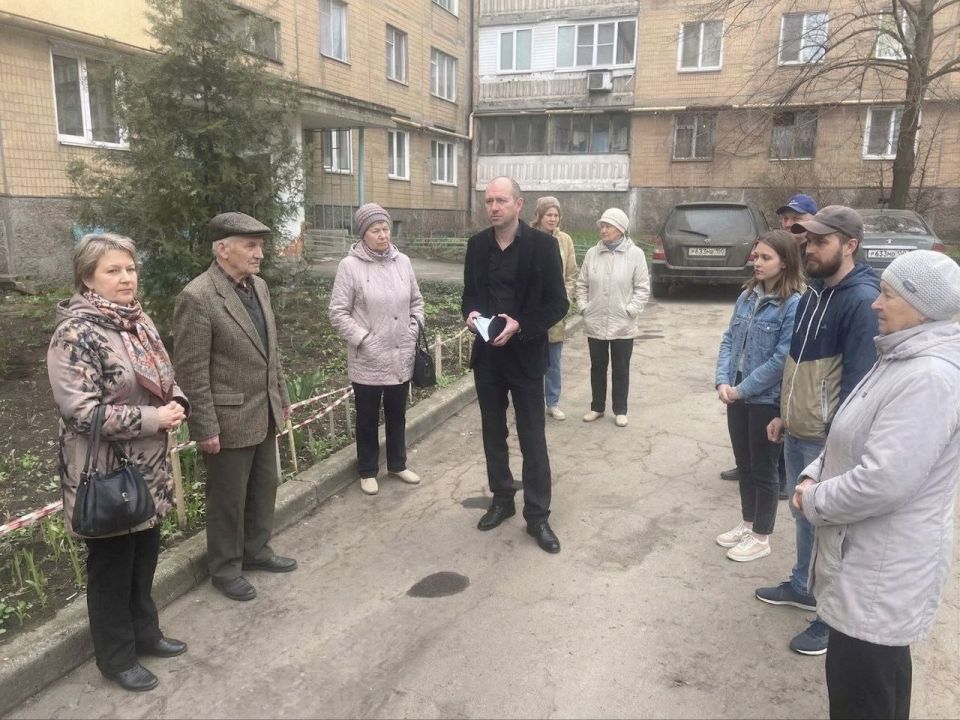 Сегодня,03.04.2026, состоялась встреча с жителями, на которой присутствовал заместитель руководителя Управы Ленинского внутригородского района Анатолий Разумов