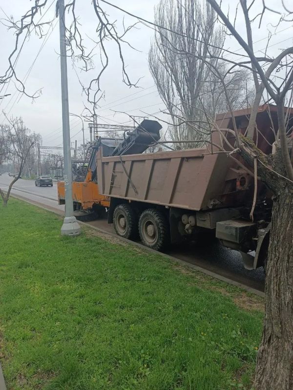 В Мариуполе продолжаются работы по благоустройству автомагистралей В Мариуполе продолжаются работы по благоустройству автомагистралей