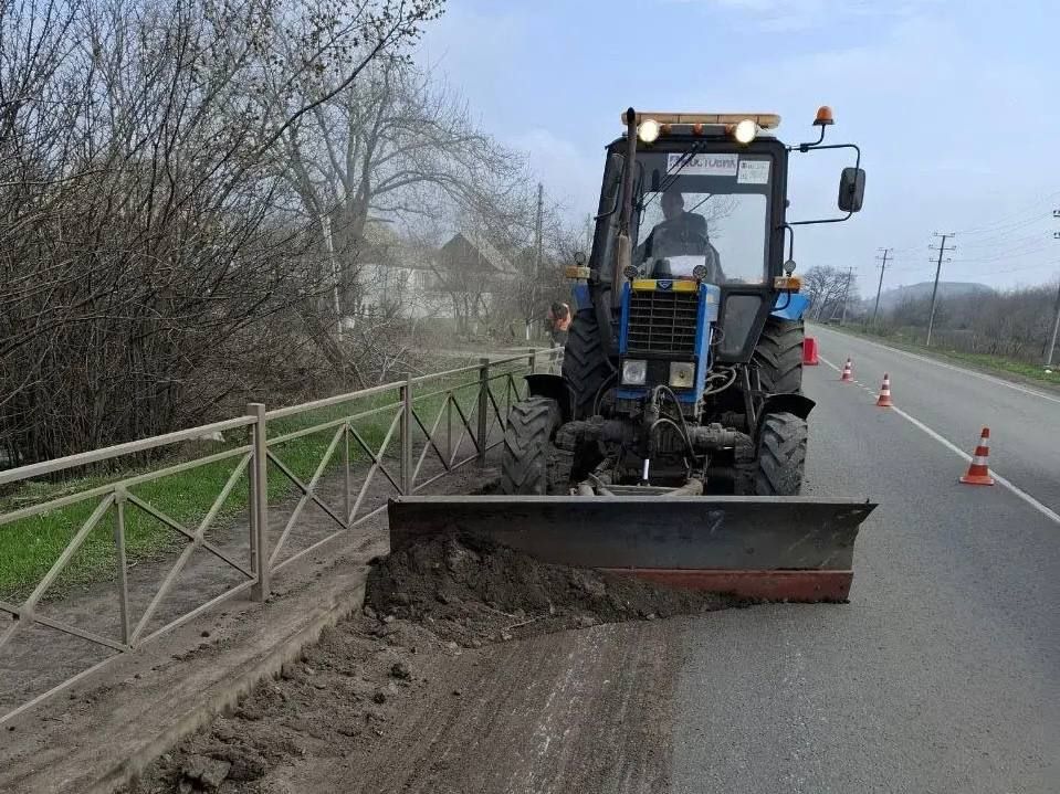 #СОДЕРЖАНИЕ_СВОД за сутки. Выполнили ямочный ремонт струйно-инъекционным способом участка автодороги Розовка - Ждановка - Кировское На автомобильной дороге Донецк - Харцызск - Амвросиевка - до границы Ростовской области...