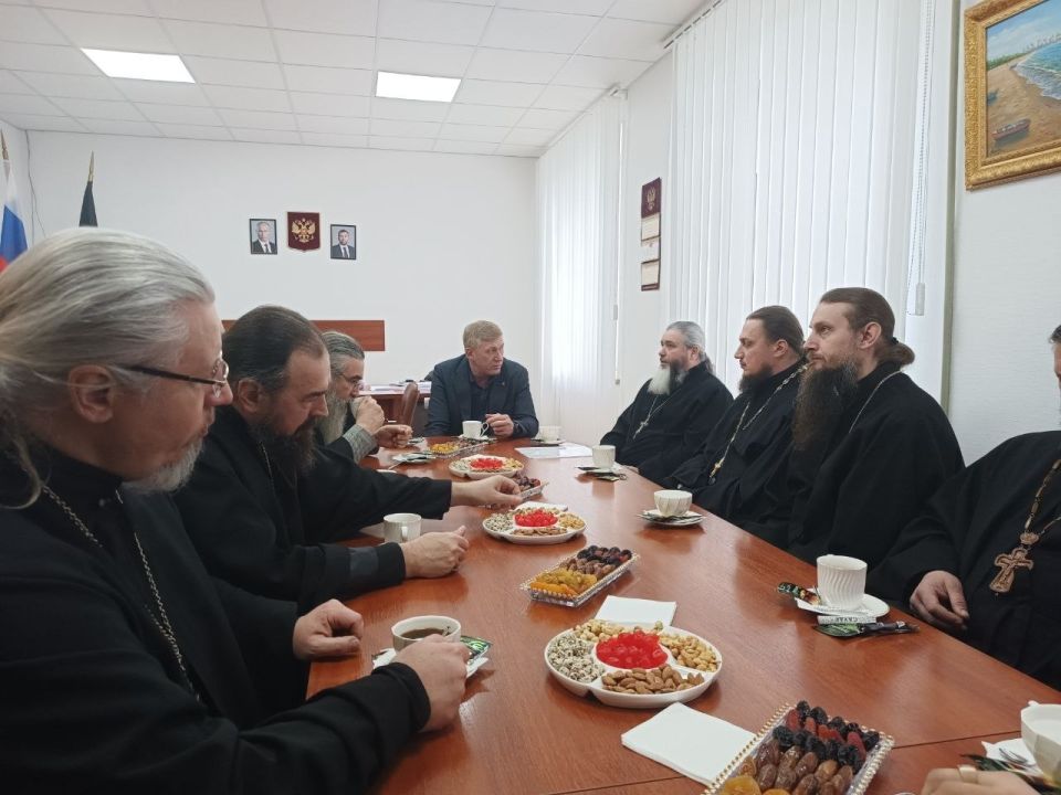 Сергей Юзвинкевич: Сегодня провёл встречу с представителями духовенства Володарского муниципального округа Сергей Юзвинкевич: Сегодня провёл встречу с представителями духовенства Володарского муниципального округа