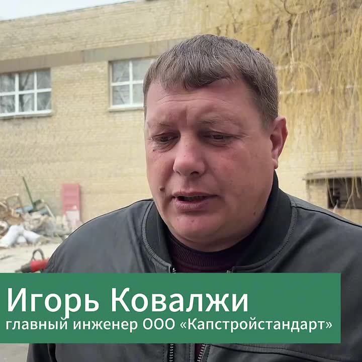 При поддержке сахалинцев строители приступили к новому этапу ремонта раздевалок спортзала в шахтерской школе № 2