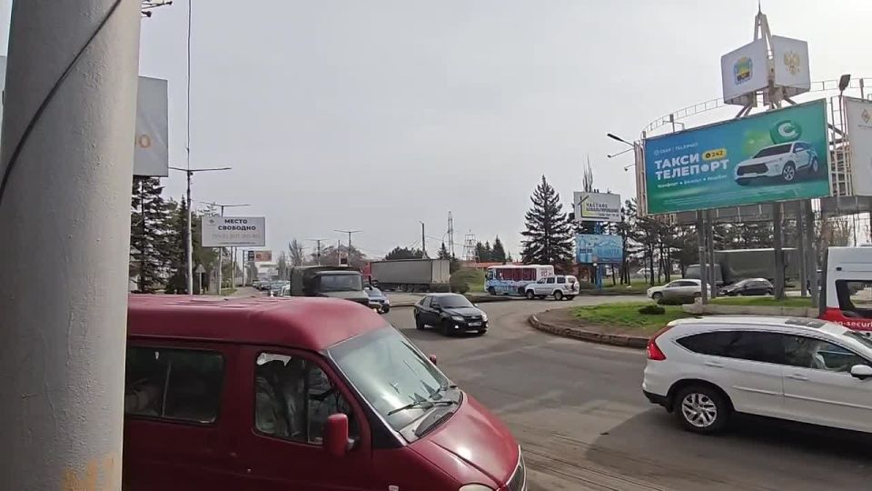 На Чайкинском кольце в Макеевке начался долгожданный ремонт асфальта, сообщил корр