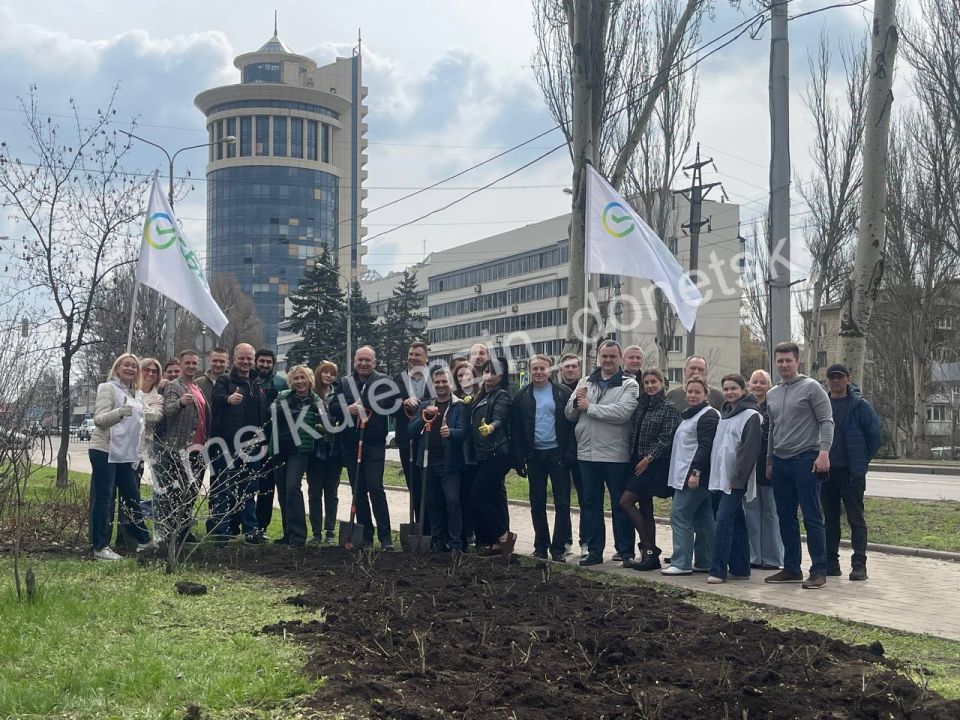 Алексей Кулемзин: Волонтёры Сбера подарили Донецку 300 роз! Алексей Кулемзин: Волонтёры Сбера подарили Донецку 300 роз!