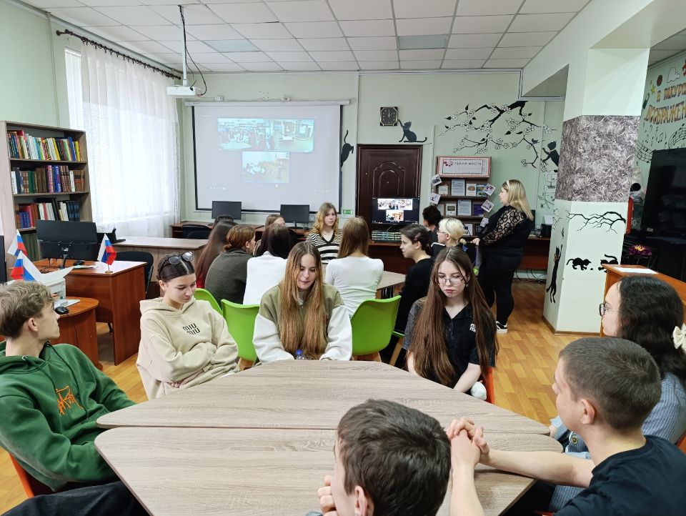 В рамках Всероссийской недели детской и юношеской книги, посвящённой Году единства народов России, в Юношеской библиотеке состоялась литературная игра «Где логика?» В рамках Всероссийской недели детской и юношеской книги, посвящённой Году единства народов России, в Юношеской библиотеке состоялась литературная игра «Где логика?»