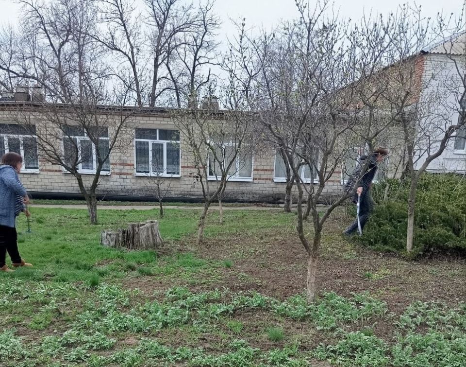 Сегодня, 3 апреля, в рамках мероприятий по благоустройству в весенне-летний период сотрудниками ГБУ «Городская стоматологическая поликлиника № 4 г. Макеевки» и ГБОУ «Основная школа № 46 городского округа Макеевка» проведены...