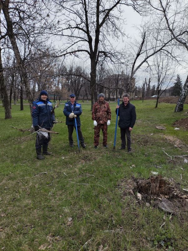 Владимир Плехов провел субботник в центре Дебальцево вместе с жителями