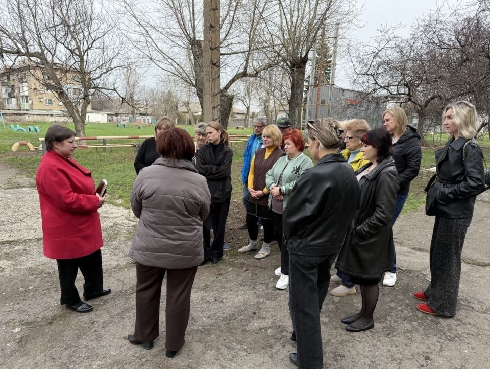 3 апреля заместитель руководителя Управы Советского внутригородского района Администрации городского округа Макеевка Надежда Прокапович провела встречу с населением в сквере возле дома 5 Трестовской площади