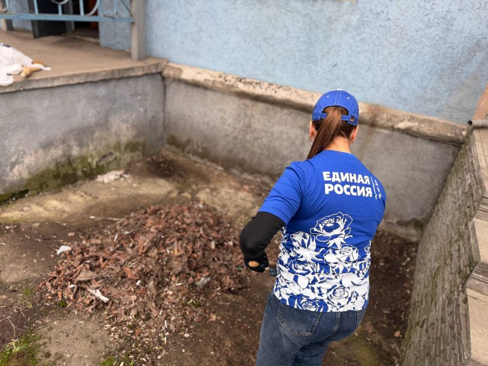 Объединённые региональным партпроектом Единой России "Донбасс - наш дом" в Снежном прошёл очередной субботник
