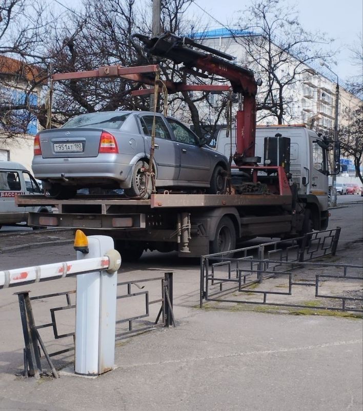 Эвакуации авто нарушителей парковки начались на Панфилова в Киевском районе Донецка