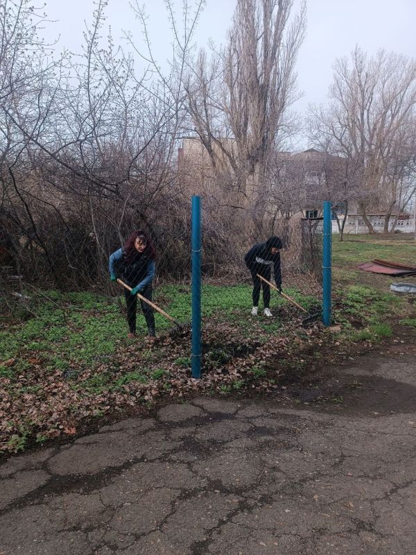 Сегодня сотрудники МБУ" ЦКИД" по партийному проекту "Чистая страна" провели экологический субботник, разделившись группами, в поселке 8 Марта и на центральной площади города Сегодня сотрудники МБУ" ЦКИД" по партийному проекту "Чистая страна" провели экологический субботник, разделившись группами, в поселке 8 Марта и на центральной площади города