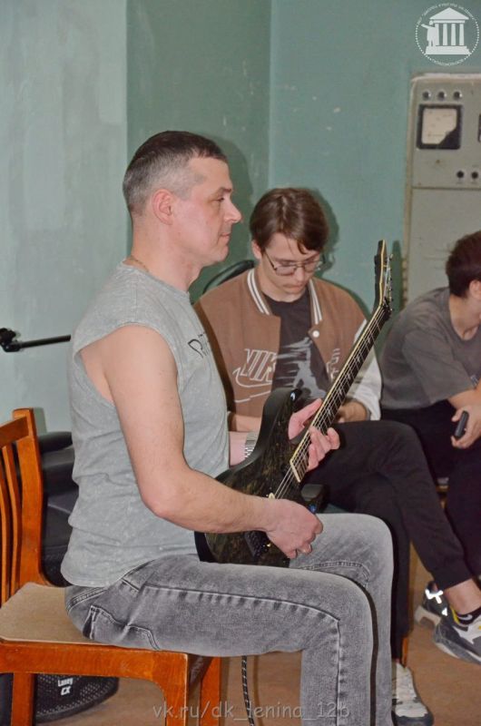 В городе Комсомольское прошел мастер-класс по гитаре «Время перемен» В городе Комсомольское прошел мастер-класс по гитаре «Время перемен»