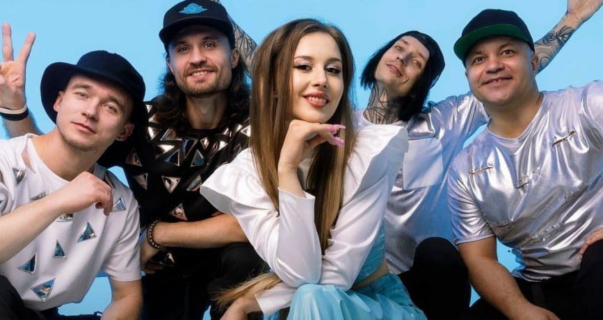 Группа "Демо" не пострадала, потому что сидела в единственном вагоне, который не сошел с рельсов (первый вагон), рассказал директор группы "Звезде"