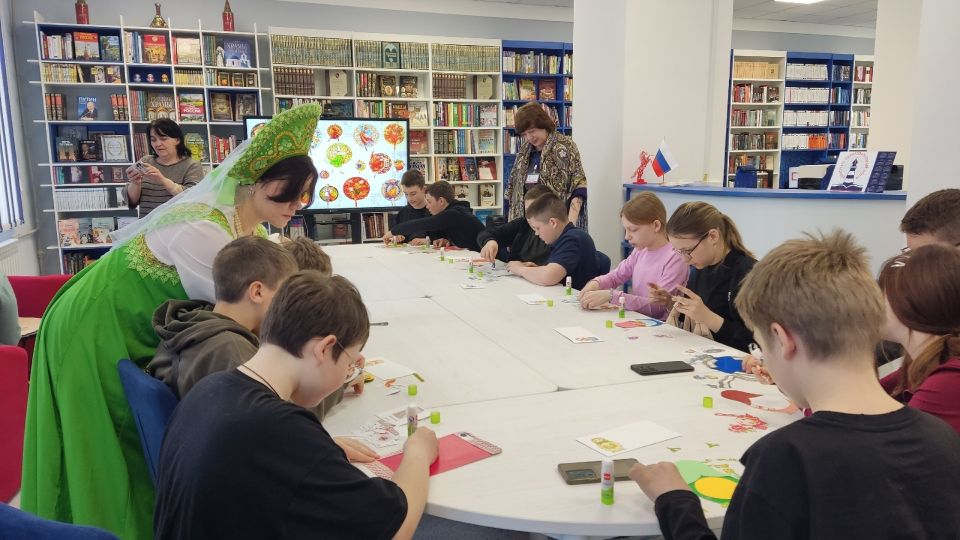 2 апреля, в Международный день детской книги, библиотеку посетили обучающиеся 5-7 классов Школы №90 г.о. Макеевка, ставшие участниками познавательной игры «Волшебные узоры народной росписи», которая состоялась в рамках... 2 апреля, в Международный день детской книги, библиотеку посетили обучающиеся 5-7 классов Школы №90 г.о. Макеевка, ставшие участниками познавательной игры «Волшебные узоры народной росписи», которая состоялась в рамках...