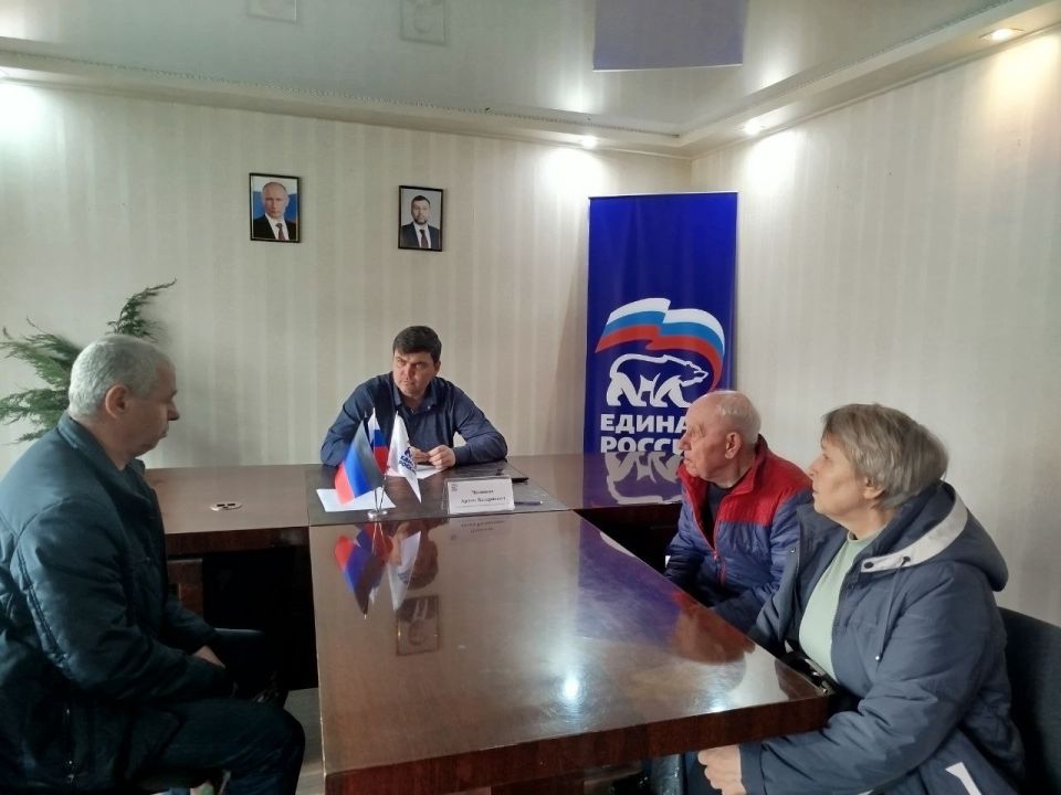 Сегодня, 3 апреля, Глава администрации городского округа Торез Артём Чесноков провел прием граждан в Общественной приемной партии «Единая Россия»