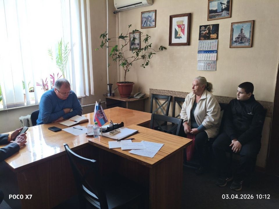 Игорь Мартынов: Личный прием граждан. 3 апреля в администрации городского округа Енакиево состоялся личный прием граждан заместителя главы администрации муниципального образования городского округа Енакиево Сергея Божика