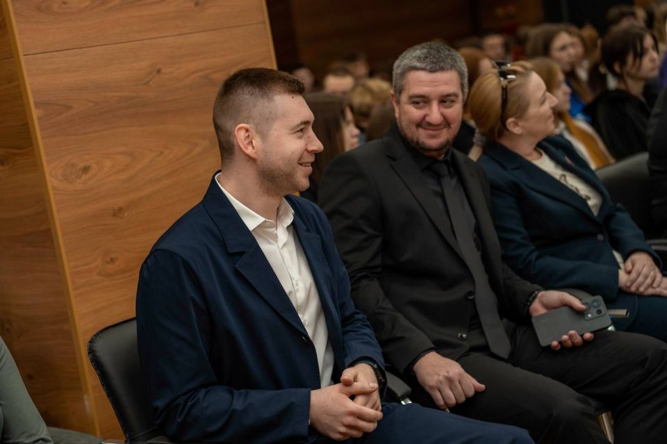 Наша «Лига ораторов» уже давно вышла за рамки обычного турнира — это масштабная площадка, где молодежь реально прокачивает себя Наша «Лига ораторов» уже давно вышла за рамки обычного турнира — это масштабная площадка, где молодежь реально прокачивает себя