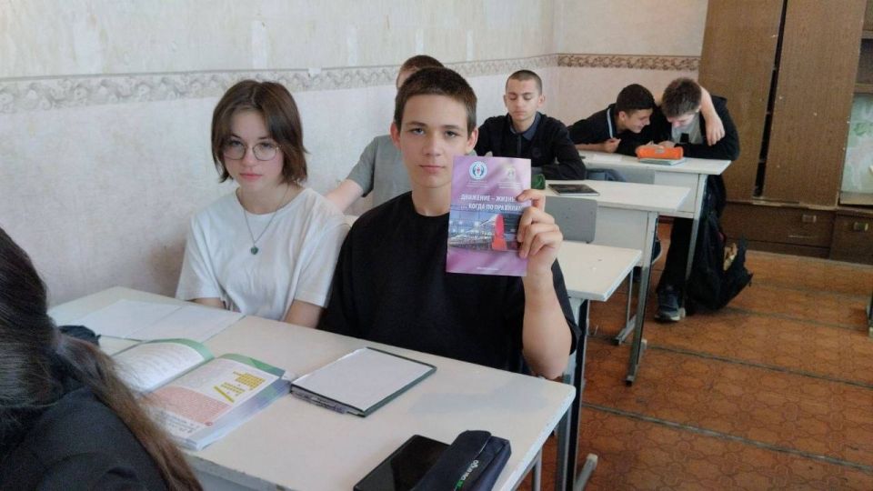 Транспортные полицейские и прокуратура Донецка провели урок правовой грамотности для школьников Транспортные полицейские и прокуратура Донецка провели урок правовой грамотности для школьников