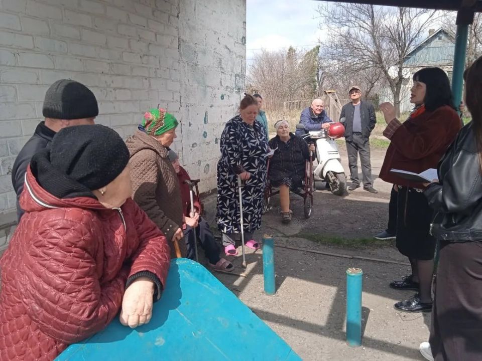 Сегодня, 03 апреля 2026 года заместитель главы администрации городского округа Дебальцево Оксана Козлова провела встречу с населением в поселке Октябрьский Сегодня, 03 апреля 2026 года заместитель главы администрации городского округа Дебальцево Оксана Козлова провела встречу с населением в поселке Октябрьский