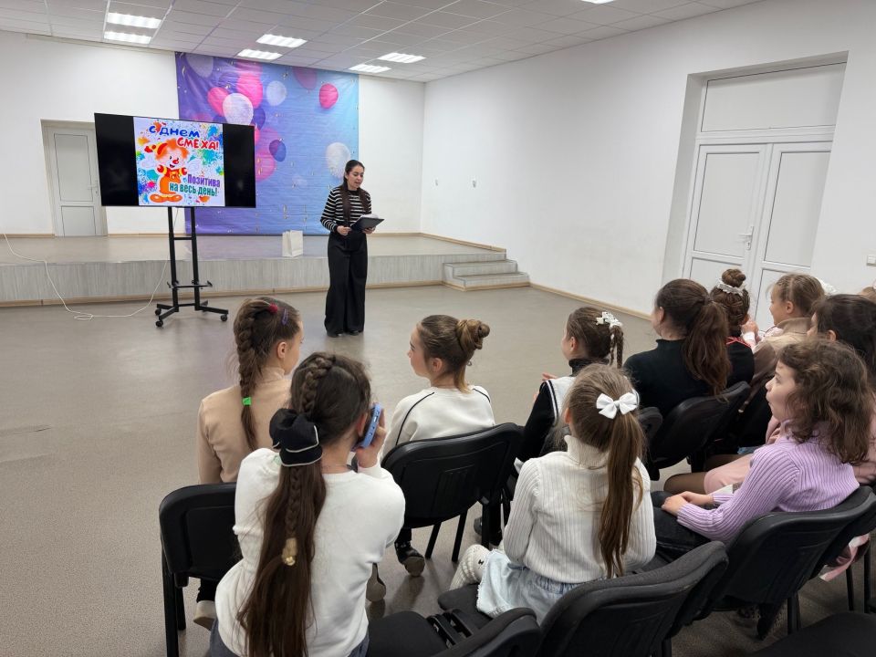 1 апреля , во Дворце культуры им. М. И. Калинина состоялась развлекательно-игровая программа «Веселись, детвора, в праздник смеха и добра» 1 апреля , во Дворце культуры им. М. И. Калинина состоялась развлекательно-игровая программа «Веселись, детвора, в праздник смеха и добра»