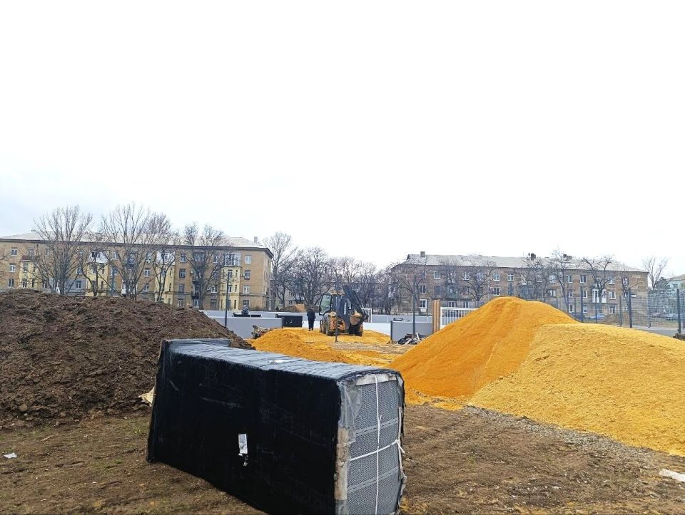 В Ждановке активно строится физкультурно—оздоровительный комплекс открытого типа В Ждановке активно строится физкультурно—оздоровительный комплекс открытого типа