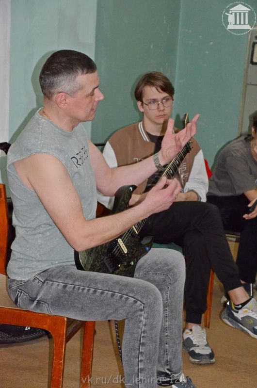 В городе Комсомольское прошел мастер-класс по гитаре «Время перемен» В городе Комсомольское прошел мастер-класс по гитаре «Время перемен»