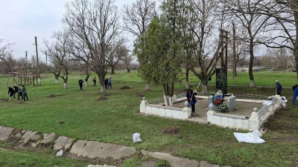 Сергей Желновач: Чистота и память: коллектив нашей школы вышел на субботник Сергей Желновач: Чистота и память: коллектив нашей школы вышел на субботник