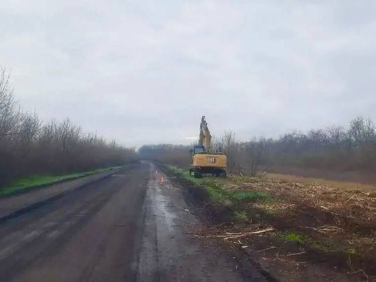 Александр Бондаренко: Приступили к ремонту нового дорожного объекта в Амвросиевском районе - автомобильной дороги Шахтное - Степано-Крынка – Обрезное Александр Бондаренко: Приступили к ремонту нового дорожного объекта в Амвросиевском районе - автомобильной дороги Шахтное - Степано-Крынка – Обрезное