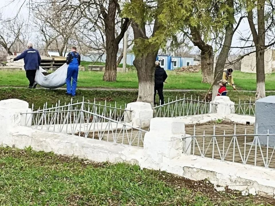 Сергей Желновач: Чистота и память: коллектив нашей школы вышел на субботник